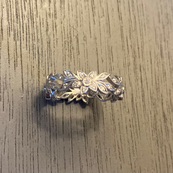 White gold floral band - Picture 4 of 7